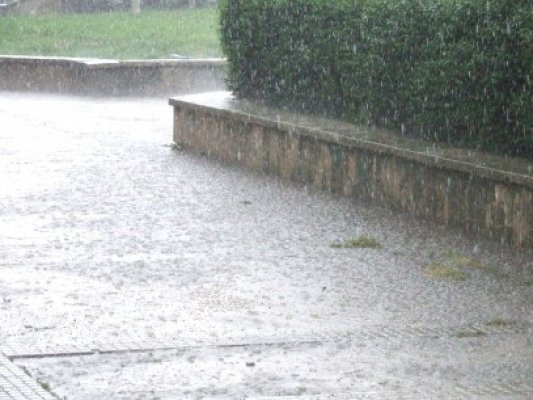 Vremea se va menţine caldă în următoarele zile, cu ploi răzleţe
